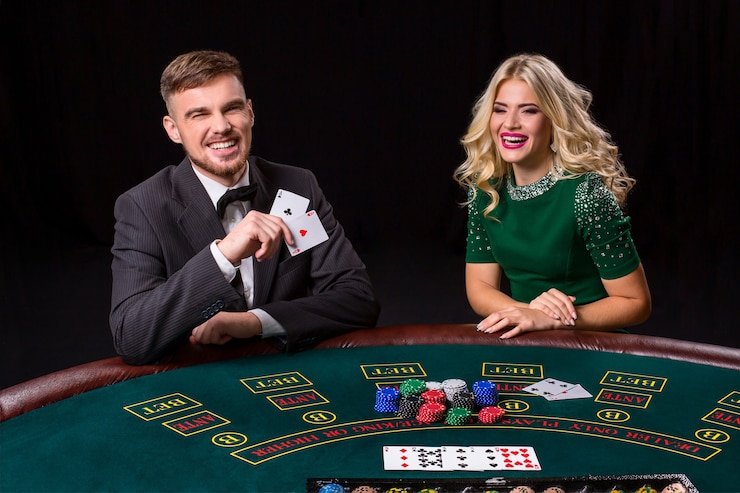 Dealer profesional memutar roda roulette di studio sk slot